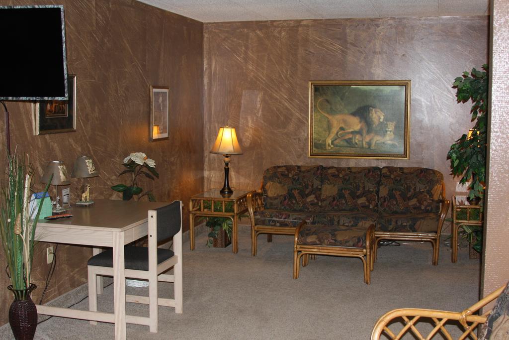 Gladstone Inn And Suites Jamestown Extérieur photo