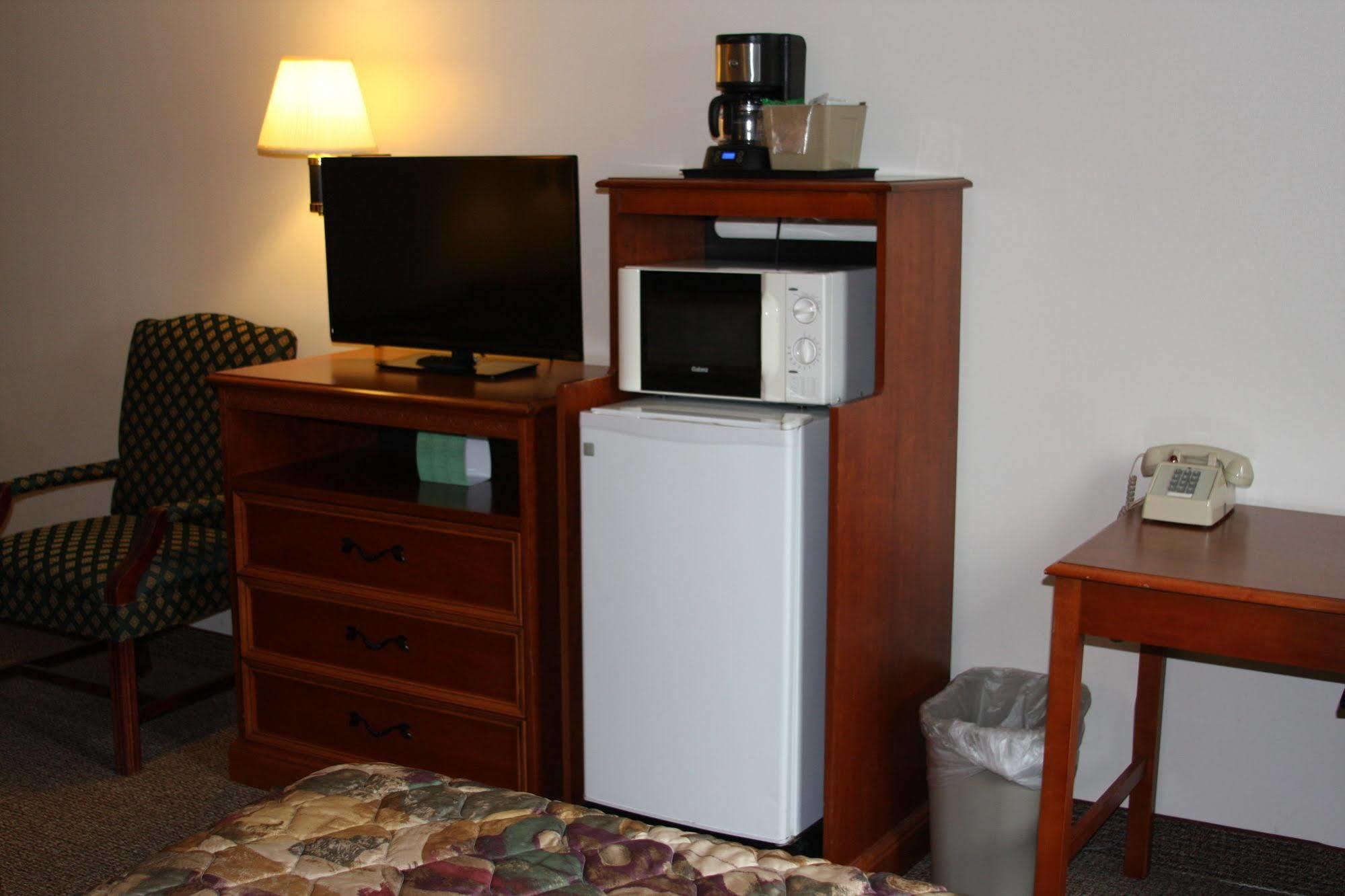 Gladstone Inn And Suites Jamestown Extérieur photo
