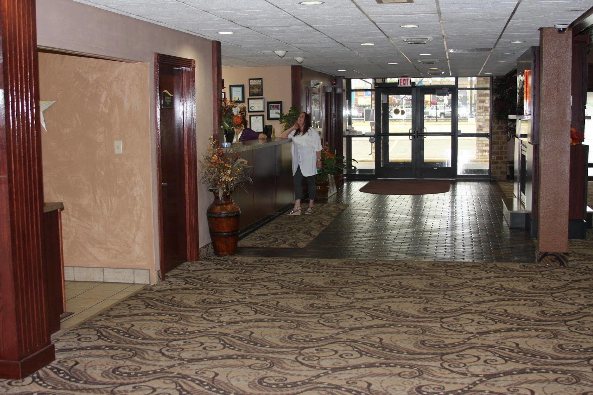 Gladstone Inn And Suites Jamestown Extérieur photo